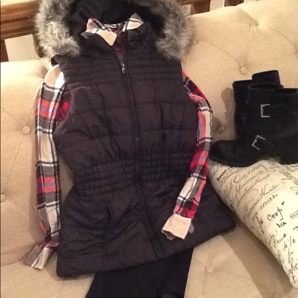 XS Black Puff Vest with detachable faux fur hood - Picture 1 of 7